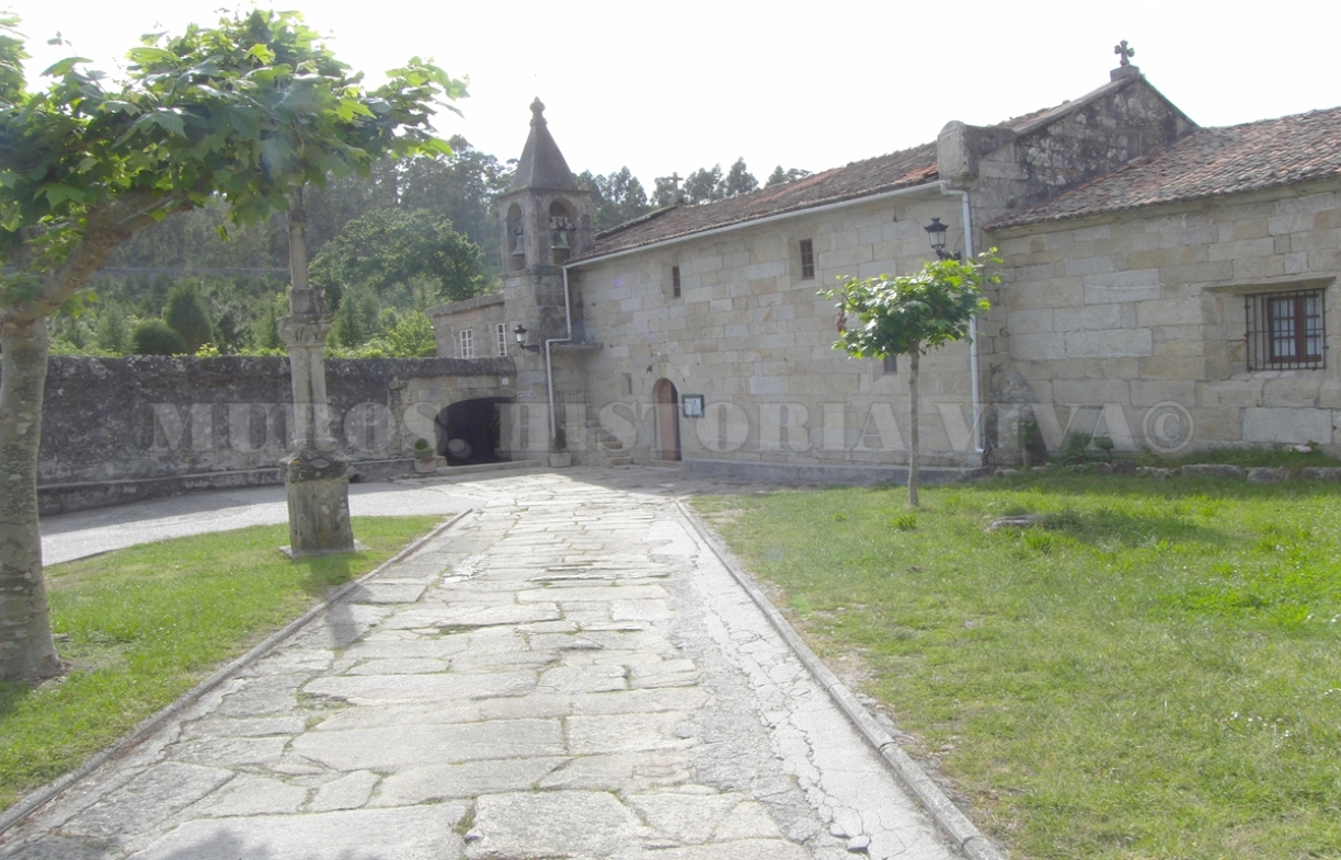 Atrio principal del convento de Louro